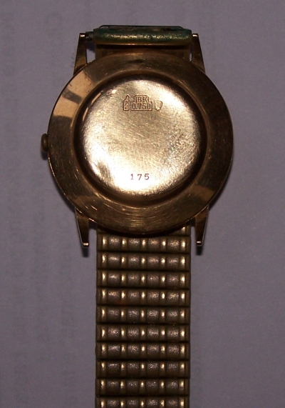 foto del retro dell'orologio Sincor, con flash