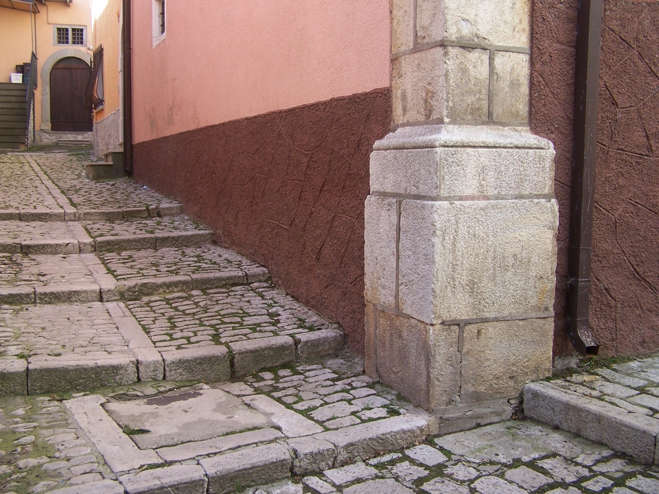 cantonata inizio via Roma