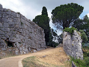 immagine della porta maggiore di Norma, con le sue mura poligonali