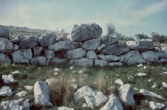 imagine dei resti delle mura sannitiche di Castel Morrone, in Campania