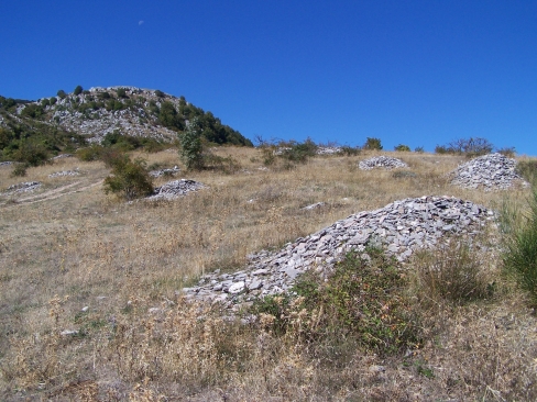 immagine dei cumuli di "liscie" tuttora esistenti appena a valle del sito archeologico delle Civitelle