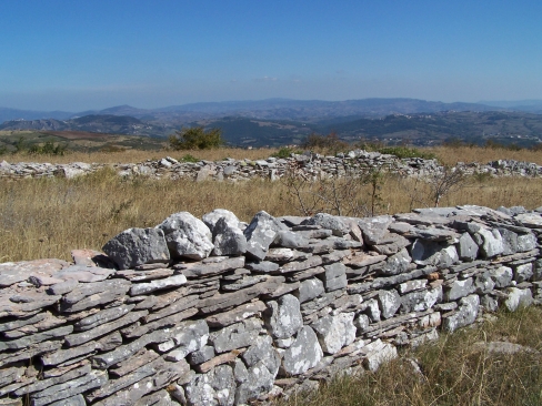 immagine dell'area archeologica delle Civitelle, i muretti con il riuso delle pietre