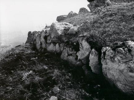 immagine dei resti delle mura di cinta sannitiche di monte Crocella, sopra Boiano, nel Molise